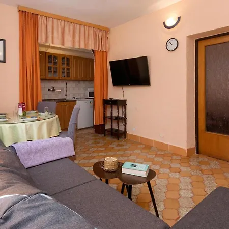 Nice In W/ 2 Bedrooms Apartament Pula