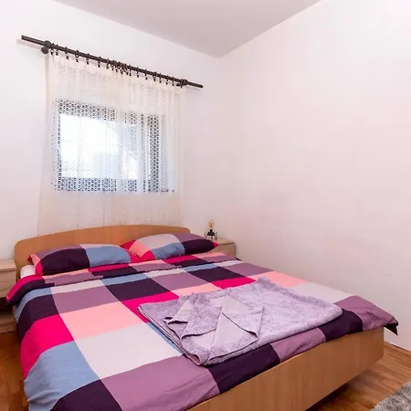 Nice In W/ 2 Bedrooms Apartmán